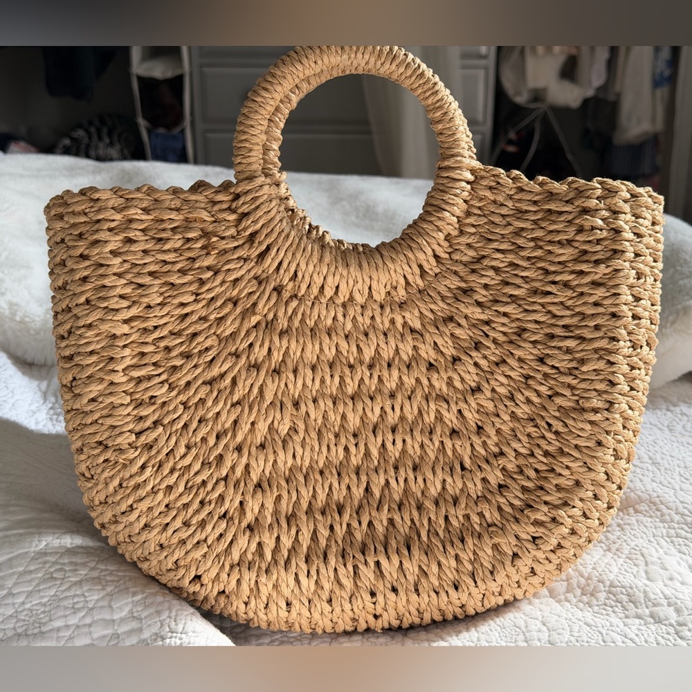 New woven circular rattan bag
13” across
Drawstring closure inside
Inside pocket